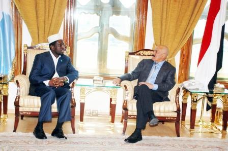 رئيس الجمهورية أثناء استقباله أمس رئيس جمهورية الصومال